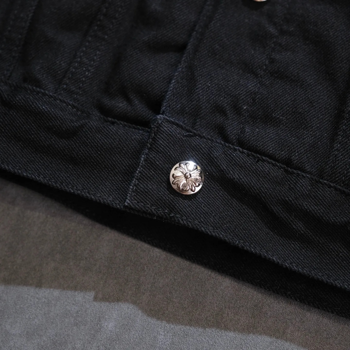 P340 ChromeHearts CH ChromeHearts Lamb Wool Collar Jacket Black Denim Jacket Colorful Cross Patchwork Leather Suede Lamb Wool Lining Fashionable and Personalized Super versatile and good-looking denim jacket Suitable for both men and women A must-have item Packaging Tag Collar Label Washed Wheat Complete Color: Black Size: S-XL